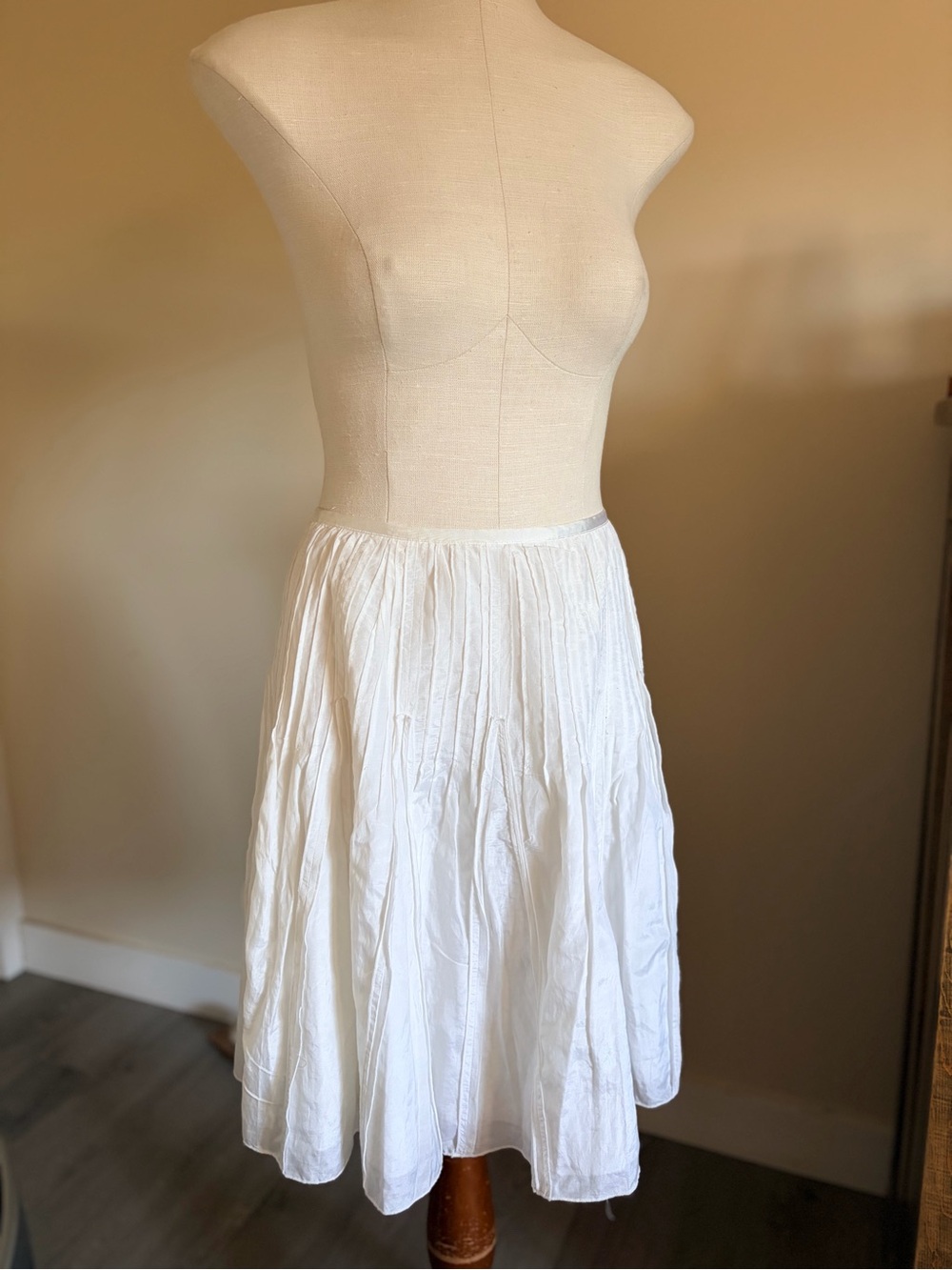 Jacob White Silk blend (55%) Midi Umbrella Skirt, Cotton Lined.